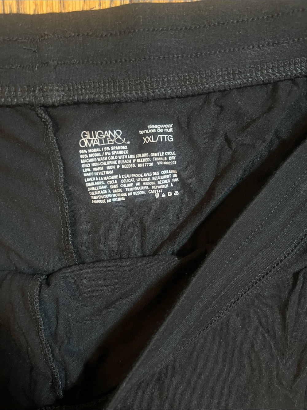 Gilligan & O'Malley Charcoal Heather V-Neck Sleep Top with Black Lounge Shorts - Picture 3 of 4